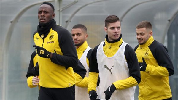 •Usain Bolt (L) and Borussia Dortmund players during the training session