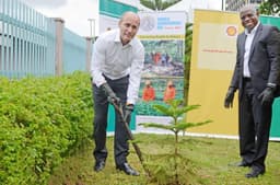 From left: Vice President Shell Nigeria and Gabon, Peter Costello, and Managing Director, Shell Nigeria Exploration and Production Company Limited (SNEPCo), Bayo Ojulari, plant a tree at the Marina area of Lagos in commemoration of World Environment Day on June 5.


