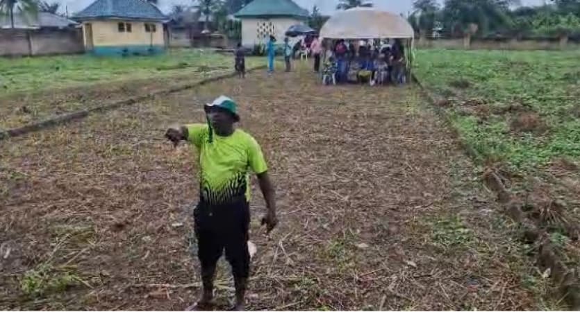  #Edo Decides 2024: Angry voter scolds INEC officials over delay