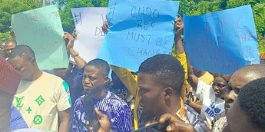 Ondo youths storm INEC?s headquarters over removal of REC ahead of guber poll