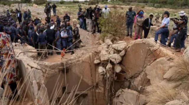 Volunteers enter South Africa shaft to aid miners 