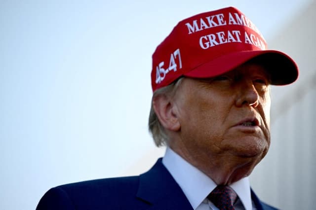 Prosecutor drops federal criminal cases against Trump 