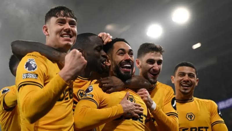 Cunha scores from corner as Wolves beat 10-man Man Utd