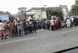 Opposition slams APC as ?hungry? residents storm Tinubu?s Lagos residence for palliatives