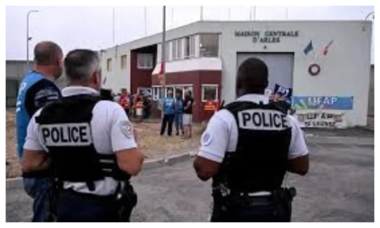 Inmate takes 5 prison officers hostage in France 