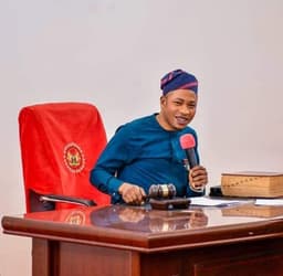 Pressure to impeach Plateau speaker mounts