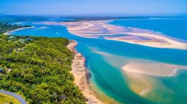 Two British tourists drown near Great Barrier Reef