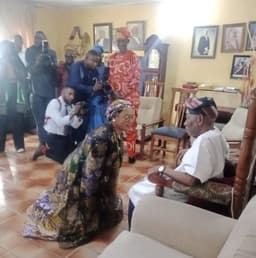 Presidency praises Tinubu’s wife for kneeling to greet Afenifere leader, Pa Fasoranti