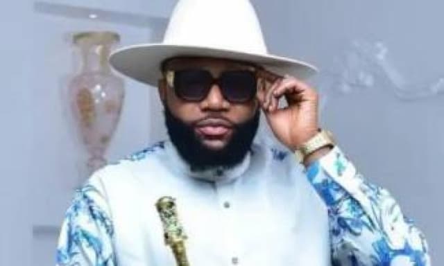 E-Money warns Nigerians against spraying Naira at parties after EFCC arrest