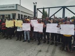 Back-up staff lay siege to Warri Refinery over alleged ‘workplace slavery’