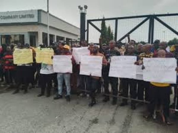 Back-up staff lay siege to Warri Refinery over alleged ‘workplace slavery’