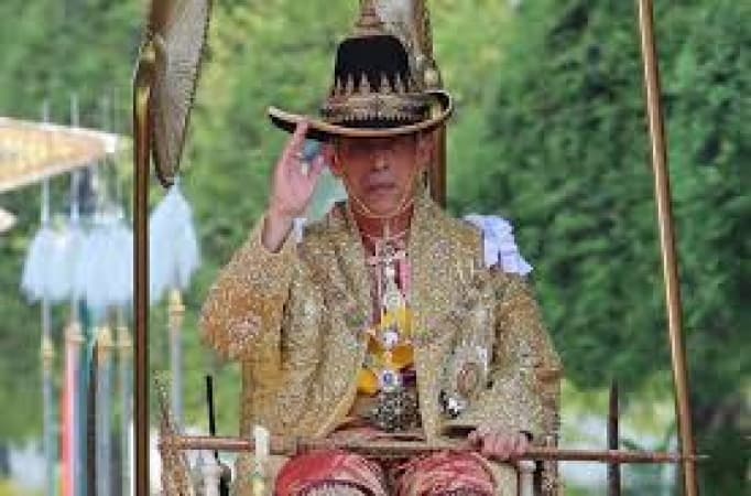 Meet world’s richest king who has 4 wives, 300 cars, 38 private jets and gold boats…