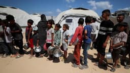  Security breaks down in Gaza as desperate people search for food