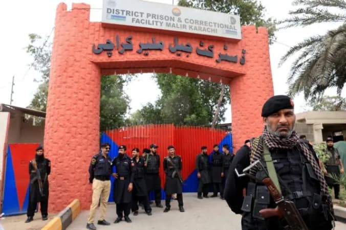 200 prisoners break out of Pakistani jail after earthquake panic