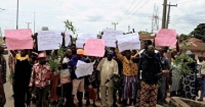 Angry residents storm Amotekun office to protest arrest of 5 suspected criminals