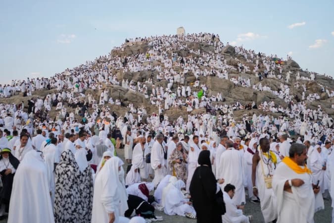 Pilgrims converge on Mount Arafat for day-long worship