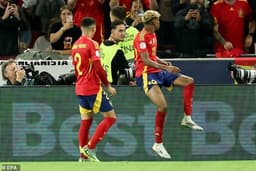 Lamine Yamal mimics Cristiano Ronaldo as teen sensation inspires Spain to thrilling 5-4 victory over France to reach Nations League final - despite Man City-bound star's efforts