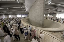 2025 Hajj: Crowd moves to pelt devil after night at Muzdalifa