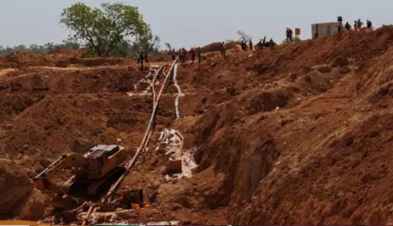 16 die as mine collapses
