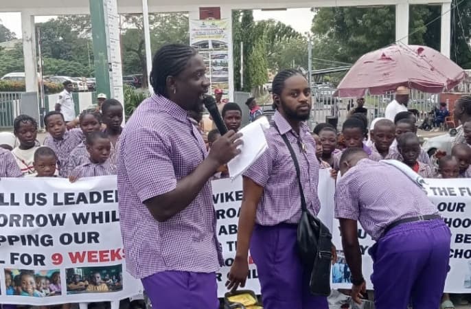 Teachers? strike: VeryDarkMan takes protest to Wike?s doorstep, teaches kids
