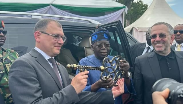 Atiku taunts Tinubu over announced Chicago schoolmate