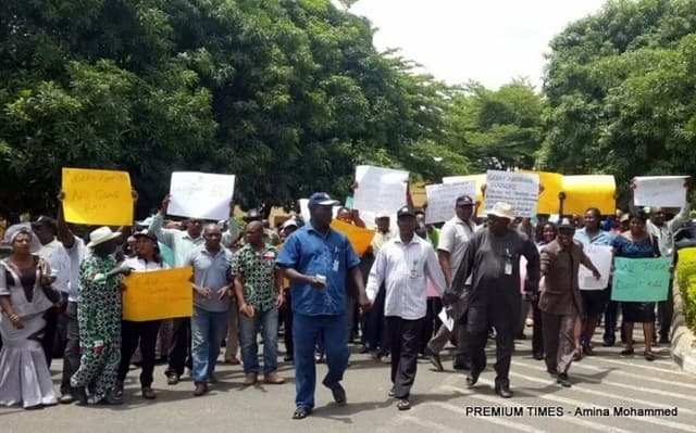 Abuja strike: Pupils turn hawkers, teachers beg for survival