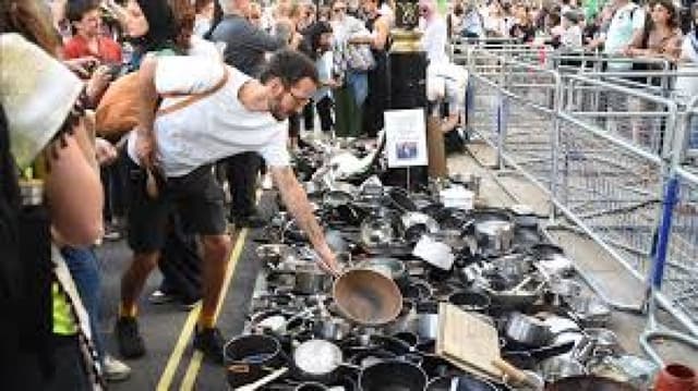 1,000 pots placed outside UK premier?s office to protest Palestinians ?deliberately starved by Israel?  