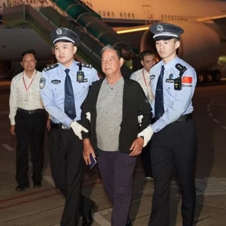 Fugitive turns himself in after 28 years at large