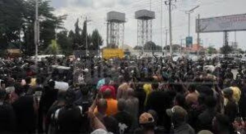 VDM leads Candlelight procession for slain fish farmer in Awka