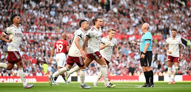 Arsenal hold on to beat Man Utd after goalkeeper error