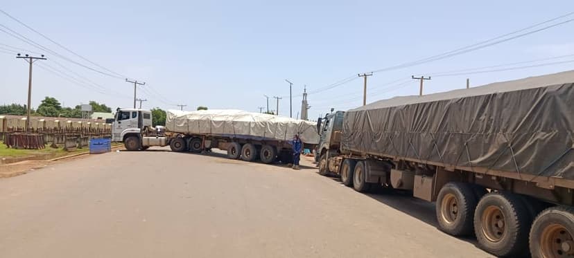 Tyre bursts on Potiskum-Damaturu Highway: Three heavy trucks block road amid demands for compensation