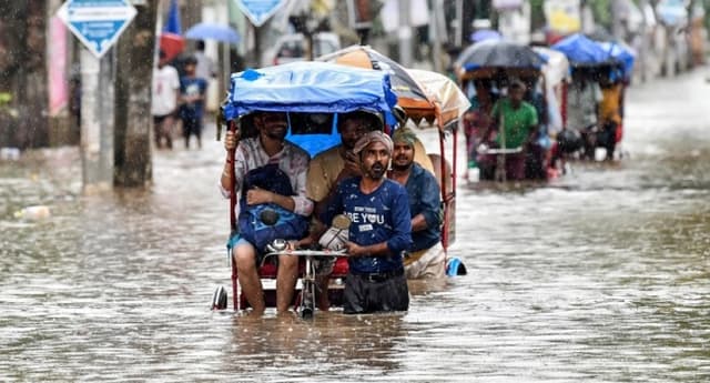 Over 300 reported dead in India monsoon