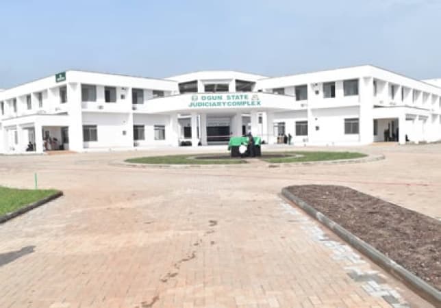 ?Police taking sides with notorious land grabbers? ? Brothers allege as they storm court to seek redress
