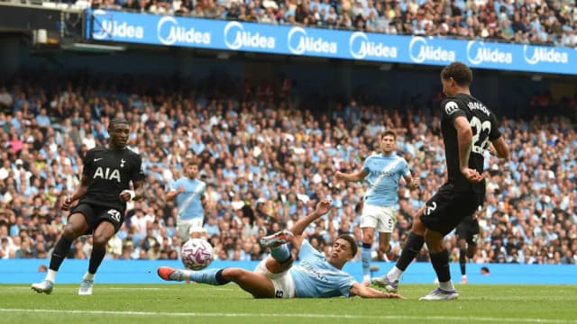 Spurs stun Man City to maintain flawless start