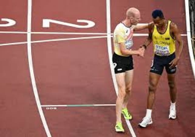 Steeplechaser turns around during world championship race to help injured competitor reach finish line