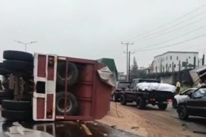 One injured as two heavy-duty trucks collide on Otedola bridge