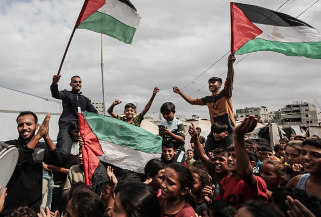 Palestinians Return to Gaza?s North as Israel Confirms Ceasefire Under Trump-Brokered Deal