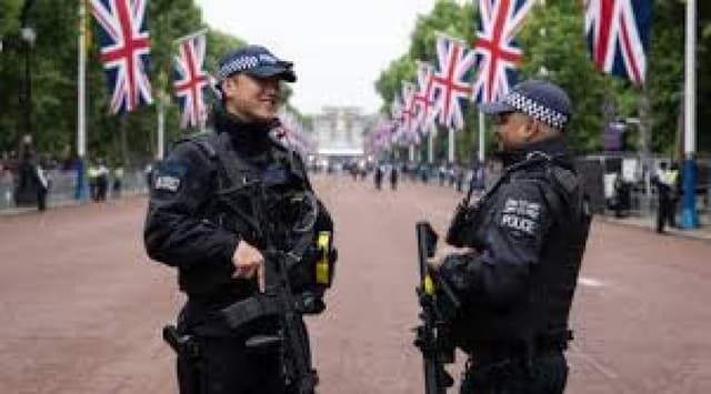 Agent arrested after player 'threatened with gun'