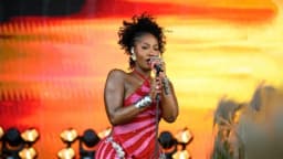 Man ‘kisses’ Tems on stage, denies wife during concert