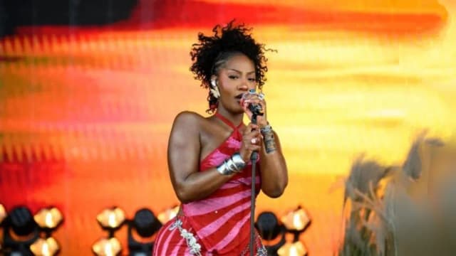 Man ‘kisses’ Tems on stage, denies wife during concert