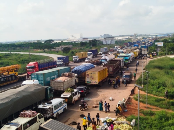 Gridlock as protesting truckers barricade Lagos-Ibadan Expressway