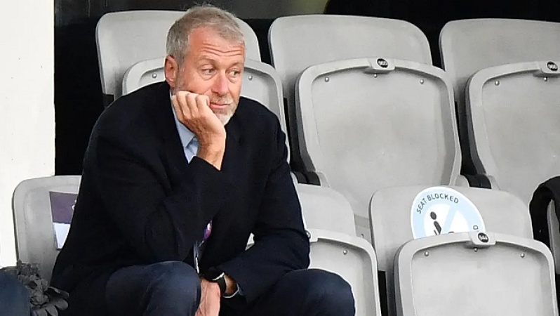 Abramovich must pay money from Chelsea FC sale to Ukraine fund or face court, Starmer says