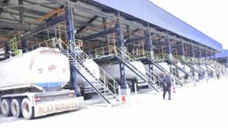 Lower Prices: Fuel marketers flock to Dangote Refinery; over 1,000 trucks load daily