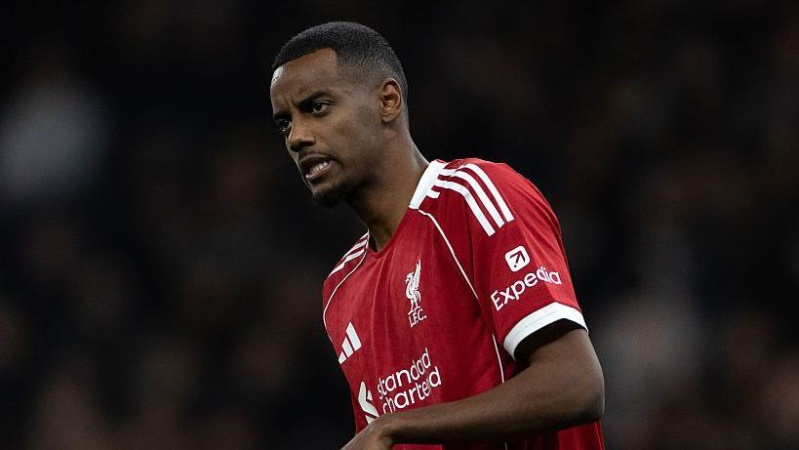 Liverpool striker Isak has surgery on broken leg