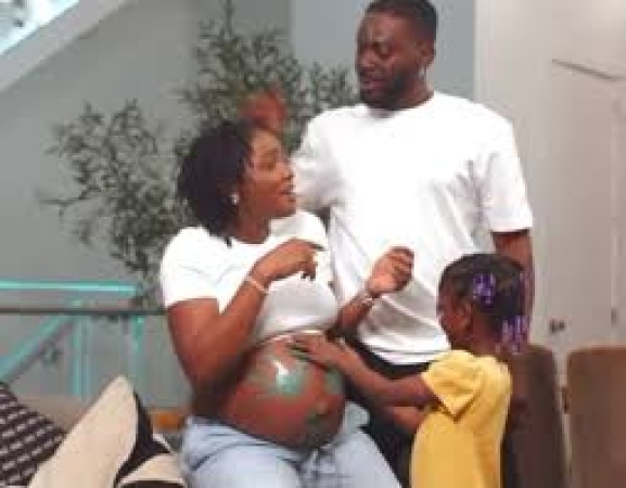 Singer Simi flaunts baby bump in Adekunle Gold’s new music video