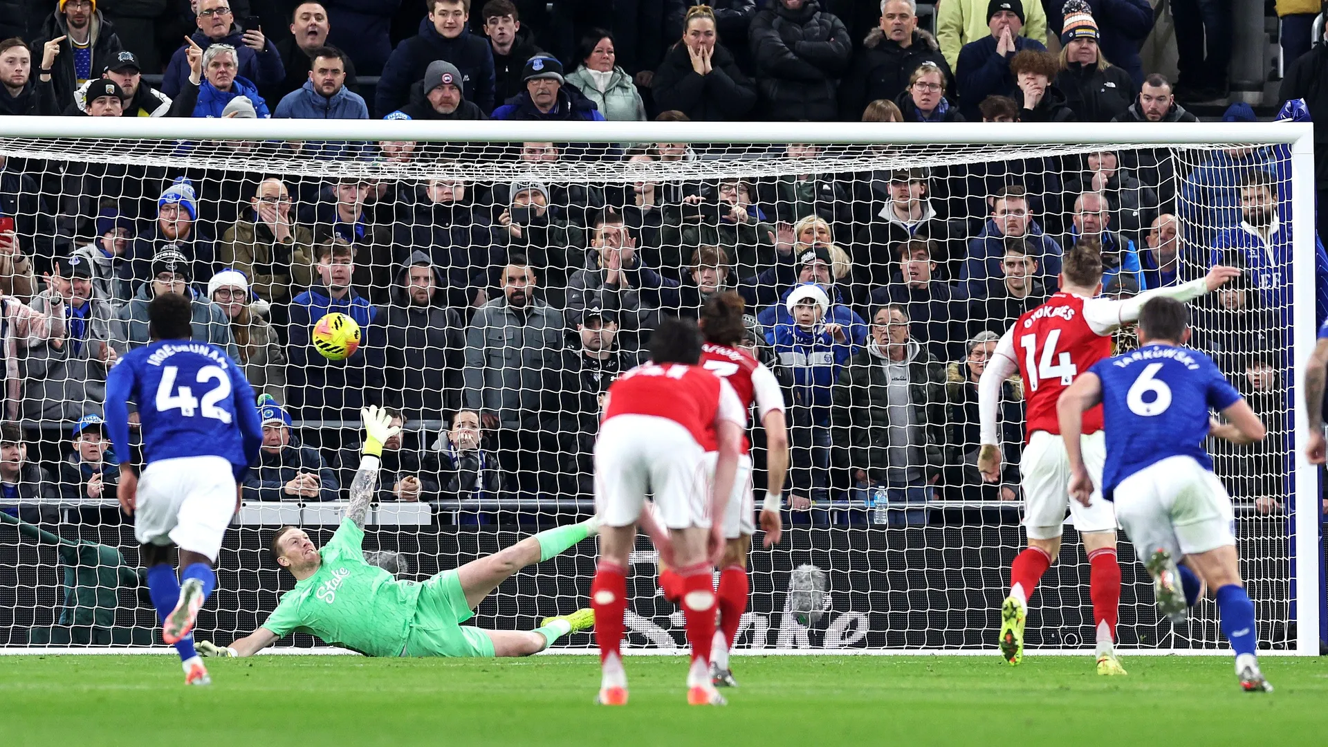 Arsenal regain Premier League top spot with victory at Everton