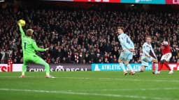 Premier League: Arsenal see off Brentford to restore five-point lead at the top