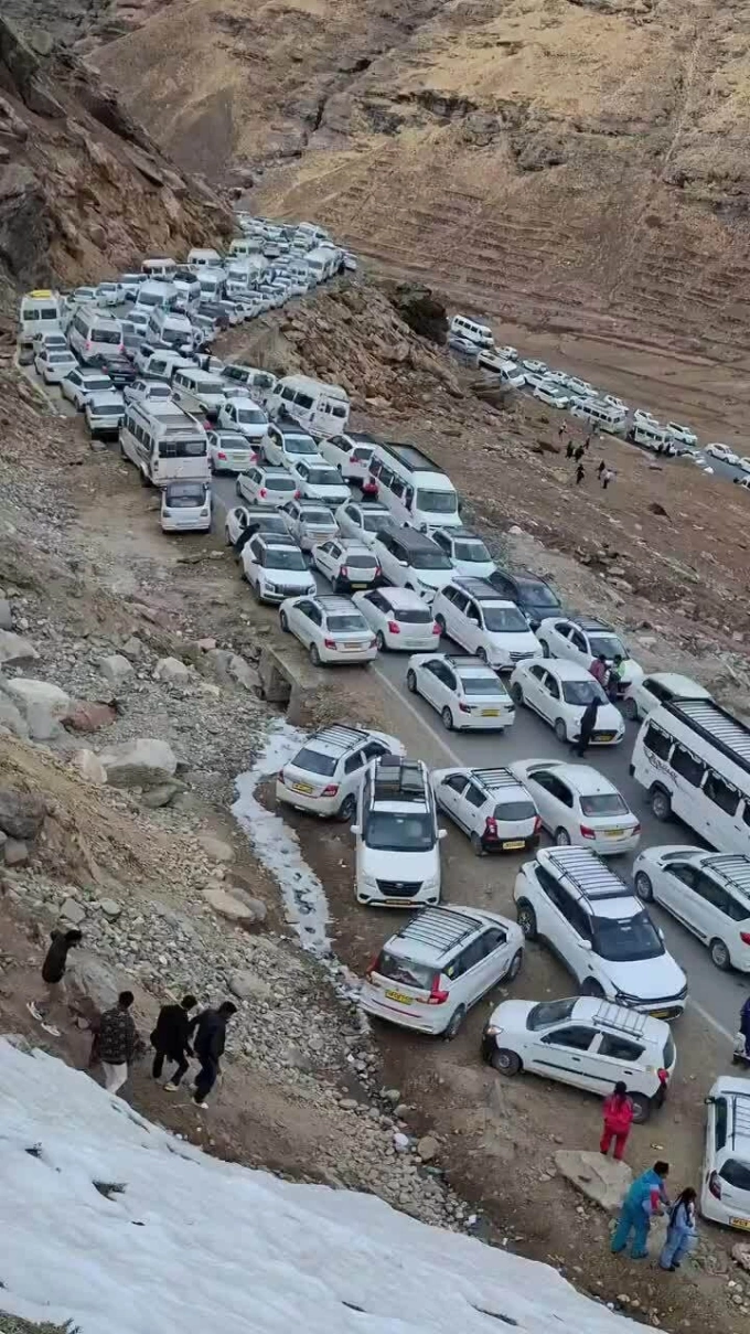 Residents flee the world’s most polluted capital