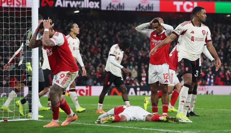 Arsenal miss chance to go eight points clear after Liverpool stalemate
