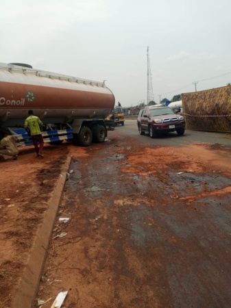 Traffic gridlock as container, tanker block Lagos-Ibadan expressway
